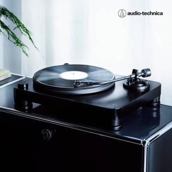 Eleganten dizajn in analogni zvok: Audio-Technica predstavlja gramofon AT-LP7X
