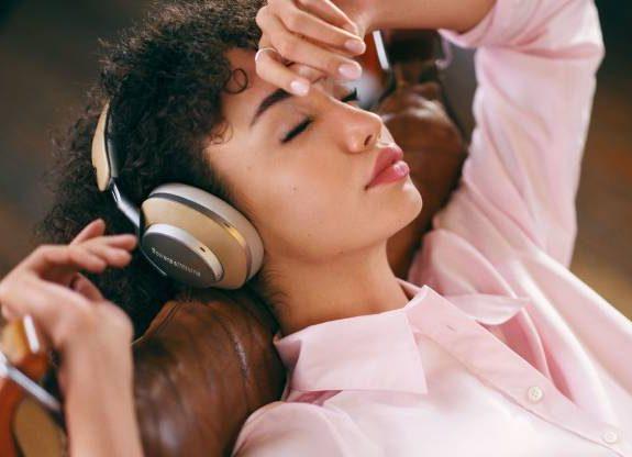 Bowers & Wilkins na novo definira kakovost zvoka in vrhunski dizajn v brezžičnih NC slušalkah Px8