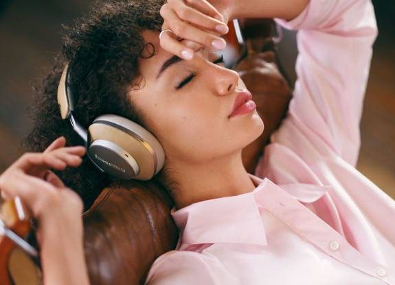 Bowers & Wilkins na novo definira kakovost zvoka in vrhunski dizajn v brezžičnih NC slušalkah Px8